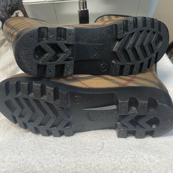 Burberry Haymaker Novacheck - Picture 8 of 8